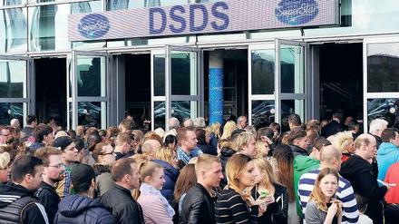 Übler Scherz. Auch beim Finale der RTL-Show „DSDS“ am Samstag in Bremen gab es eine Bombendrohung. Wer als Zuschauer in die ÖVB-Arena wollte, der musste sich einer scharfen Kontrolle unterziehen.