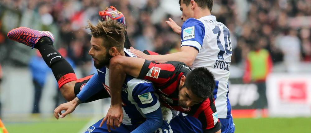 Zähe Angelegenheit: Herthas Plattenhardt (l.) und Stocker (r.) im Zweikampf mit Frankfurts Zambrano.