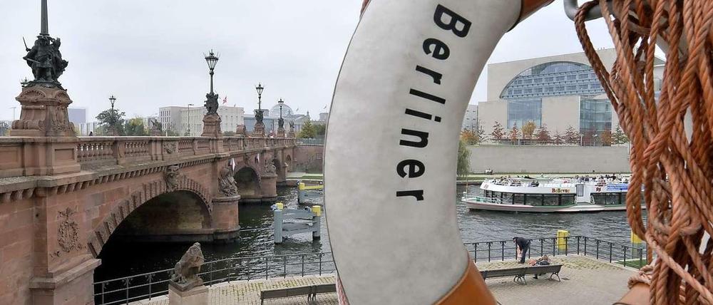 Die Berliner Feuerwehr hat alle Hände voll zu tun mit ihren Rettungsringen wie diesem an der Moltkebrücke.