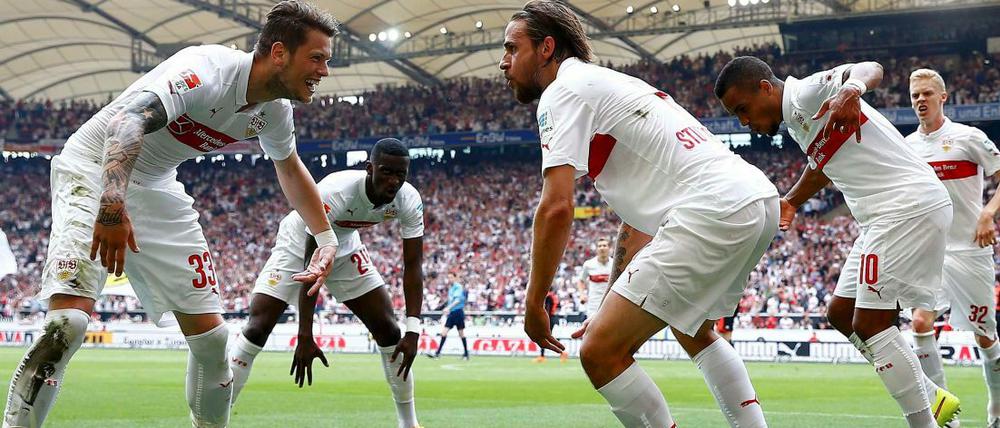 Feier mit "Affenjubel": Torschütze Martin Harnik (m.) und seine Stuttgarter Teamkollegen feiern mit Seitenhieb auf Trainer Huub Stevens.
