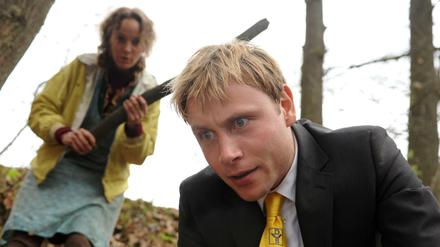 Versicherungsmann Rupert (Max Riemelt) bekommt es in "Storno" mit Bäuerin Olivia (Jeanette Hain) zu tun.