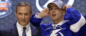 Der Chef bei der Arbeit. Steve Yzerman (l.) beim alljährlichen Draft in der NHL mit Zukunftshoffnung Anthony de Angelo.