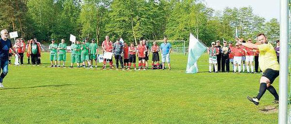 Völlig unaufgeregt. Bundestrainer Jörg Dittwar (links) eröffnete mit seinem verwandelten Elfmeter das Fußball-ID-Turnier am Werbellinsee. Foto: promo
