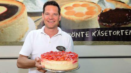 Mann, ist die groß! Mann, ist die hoch! Bäckermeister Thomas Neuendorff an seinem Marktstand mit der aktuellen Variante "Käse-Erdbeer". Eines seiner Geheimnisse: geschlagene Sahne statt Eiweiß.