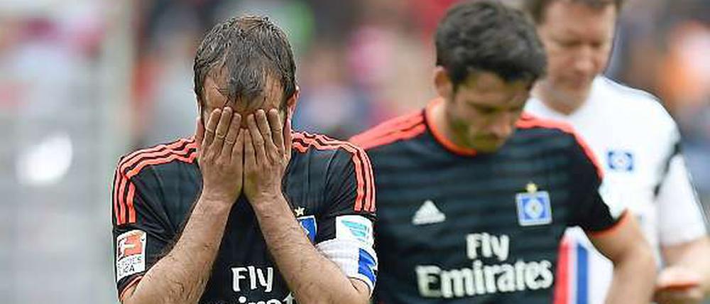 Rafael van der Vaart (links) sah in der Nachspielzeit gegen Stuttgart unnötig die fünfte Gelbe Karte.