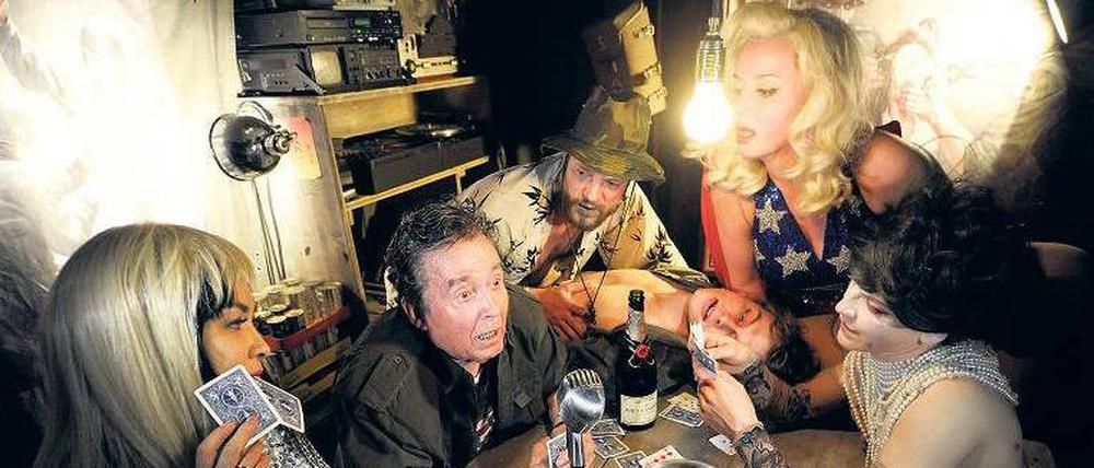 Endspiel. Szene aus „Baal“ vom Münchner Residenztheater in der Regie von Frank Castorf. Die Inszenierung war beim Theatertreffen das letze Mal zu sehen.