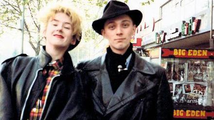 Mark Reeder (rechts) zeigt der TV-Moderatorin Muriel Gray 1984 den Kurfürstendamm.