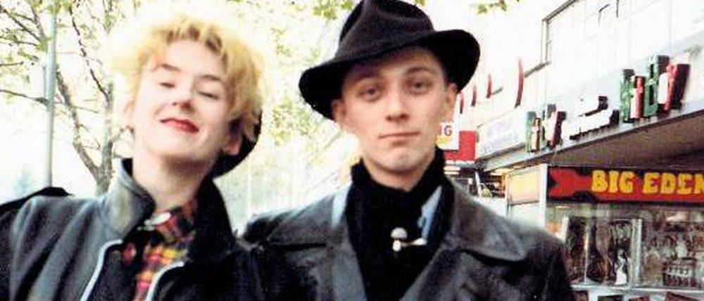 Mark Reeder (rechts) zeigt der TV-Moderatorin Muriel Gray 1984 den Kurfürstendamm.