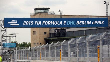 Sieht aus wie 'ne Rennstrecke, ist auch 'ne Rennstrecke. Die Formel-E-Piste in Tempelhof. Im Hintergrund der Tower.