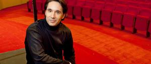 Der Maestro. Generalmusikdirektor Henrik Nánási leitet das Orchester der Komischen Oper.