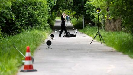 Ermittlungen am Fundort: Die Leiche der 18-Jährigen wurde im Gebüsch neben diesem Weg gefunden.