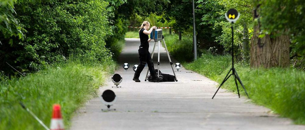 Ermittlungen am Fundort: Die Leiche der 18-Jährigen wurde im Gebüsch neben diesem Weg gefunden.