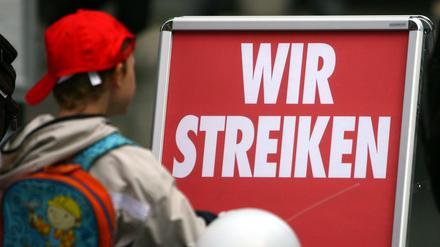 Arbeitsausstand. Irgendwie in Deutschland wird immer gestreikt. Zumindest fühlt sich das für die Verbraucher so an.
