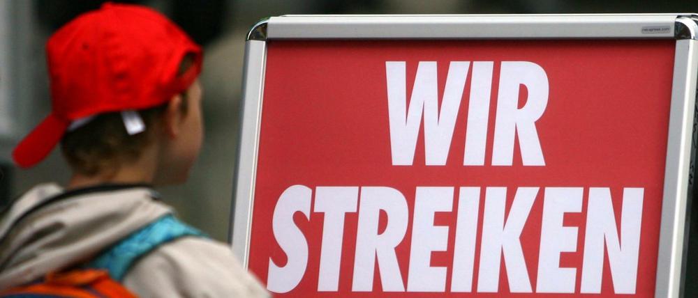 Arbeitsausstand. Irgendwie in Deutschland wird immer gestreikt. Zumindest fühlt sich das für die Verbraucher so an.