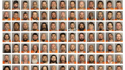 142 Männer und Frauen, die wegen Beteiligung am organisierten Verbrechen nach der Schießerei in Waco, Texas, festgenommen wurden. Insgesamt verhaftete die Polizei 170 Rocker. 