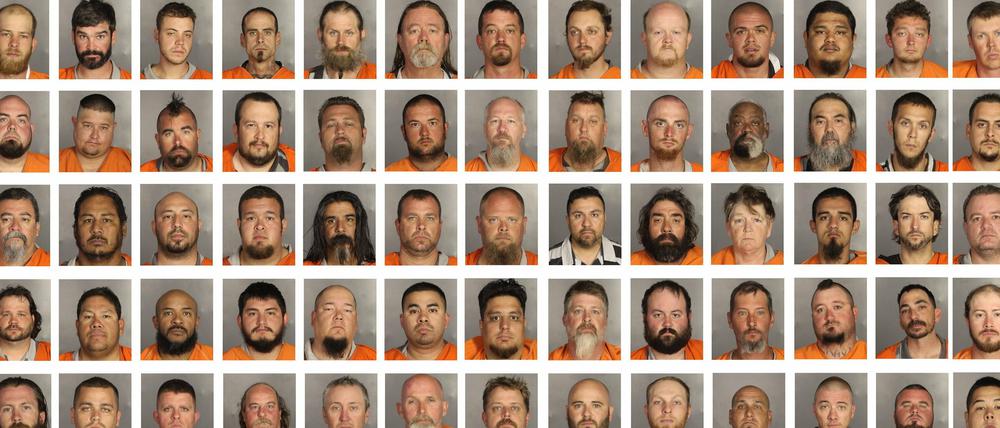 142 Männer und Frauen, die wegen Beteiligung am organisierten Verbrechen nach der Schießerei in Waco, Texas, festgenommen wurden. Insgesamt verhaftete die Polizei 170 Rocker. 