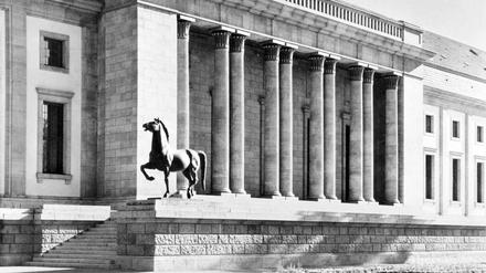 Archivbild der Bronzestatue von Josef Thorak vor der Neuen Reichskanzlei im Jahr 1939.