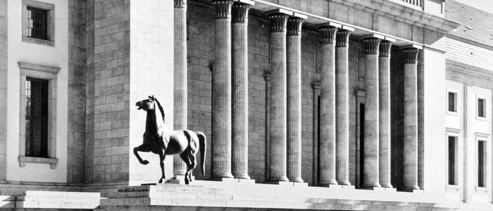 Archivbild der Bronzestatue von Josef Thorak vor der Neuen Reichskanzlei im Jahr 1939.