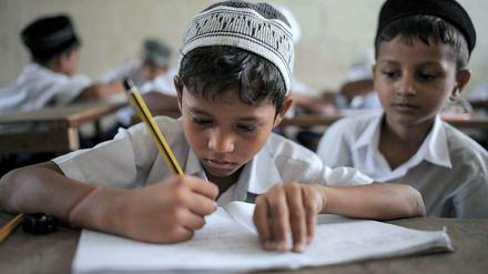 Wenn Truppen im Krieg eine Schule besetzen, verliert sie den Status als ziviles Gebäude und wird zum Ziel.