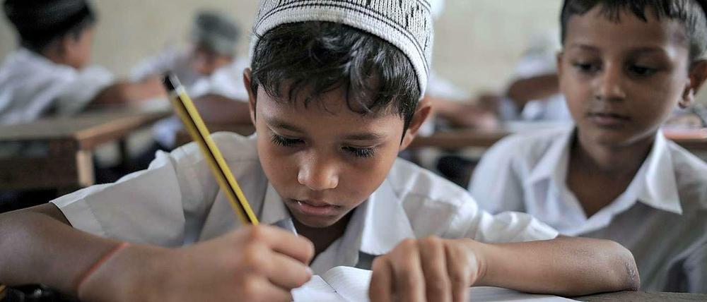 Wenn Truppen im Krieg eine Schule besetzen, verliert sie den Status als ziviles Gebäude und wird zum Ziel.