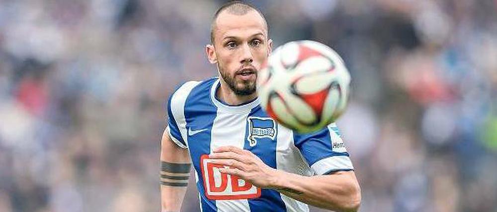 Fokussiert aufs Finalspiel. Zum Bundesligaabschluss könnte John Heitinga, 31, wieder mal in Herthas Startelf stehen. Im Spiel bei der TSG Hoffenheim dürfte der Niederländer, der lange verschmäht wurde, den gesperrten John Anthony Brooks ersetzen.