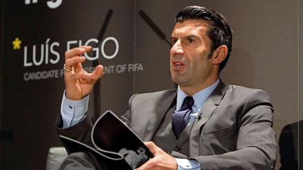 Er stehe noch immer zu seinen Ideen und seinem Wunsch, die Fifa aktiv zu erneuern „und ich stehe zur Verfügung, wenn man mir beweisen kann, dass wir nicht unter einer Diktatur leben“, schrieb Luis Figo in einem langen Statement, das der 42 Jahre alte Portugiese auf seiner Facebook-Seite veröffentlichte. 