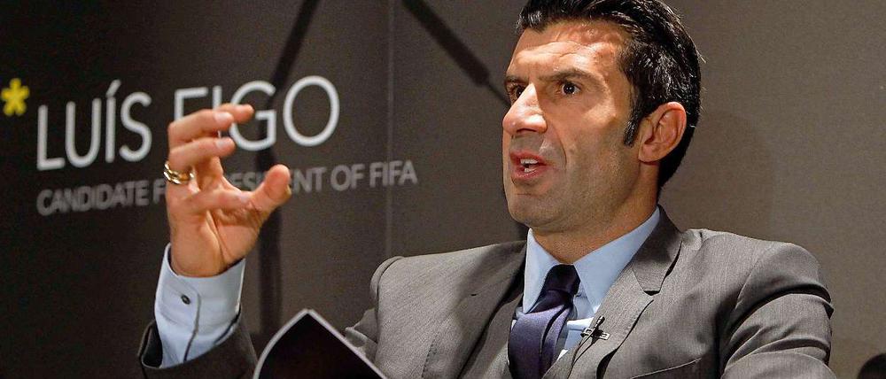Er stehe noch immer zu seinen Ideen und seinem Wunsch, die Fifa aktiv zu erneuern „und ich stehe zur Verfügung, wenn man mir beweisen kann, dass wir nicht unter einer Diktatur leben“, schrieb Luis Figo in einem langen Statement, das der 42 Jahre alte Portugiese auf seiner Facebook-Seite veröffentlichte.