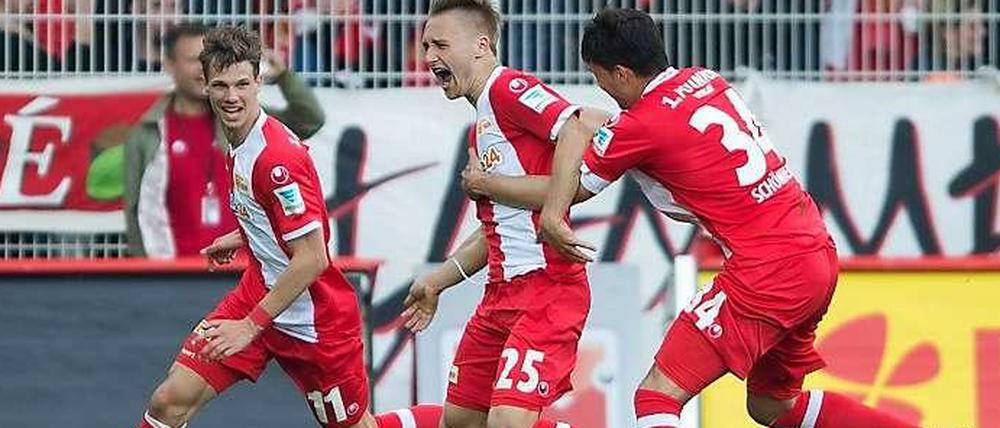 Zwei bleiben, einer geht: Maximilian Thiel (l.) und Fabian Schönheim (r.) spielen auch kommende Saison für Union Berlin. Björn Jopek hingegen wird den Verein nach 14 Jahren verlassen.