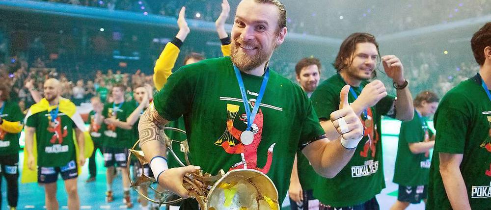 Pavel Horak trägt offensichtlich gerne Pokale durch die Max-Schmeling-Halle.
