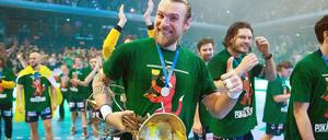 Pavel Horak trägt offensichtlich gerne Pokale durch die Max-Schmeling-Halle.