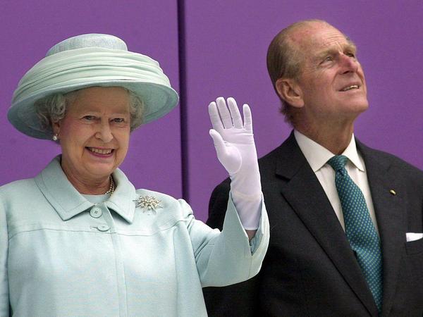 "Hello, Berlin!" Queen Elizabeth II. und Prinz Philipp bei einem früheren Deutschland-Besuch auf dem Balkon der britischen Botschaft.