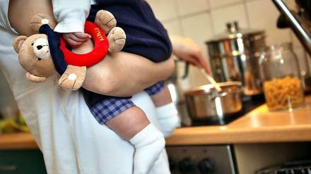 Unsere Autorin schreibt: "Scheiß Familienpolitik. Wie soll man alleinerziehend mit einem Vollzeitjob auf seine Kinder aufpassen, wenn man einkaufen muss oder etwas für sich machen möchte?"