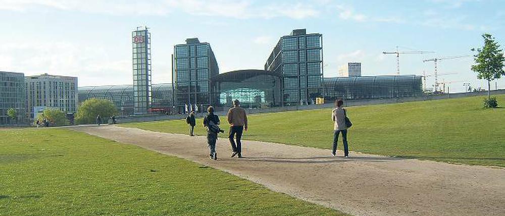Schnellwege für Fußgänger. Touristen, Abgeordnete, Mitarbeiter des Kanzleramts und der Schweizer Botschaft entscheiden sich zwischen Hauptbahnhof und Reichstag für die Kurzstrecke.