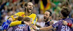 Grenzenloser Jubel: Die Füchse um Torwart Silvio Heinevetter feiern den zweiten Titel der Vereinsgeschichte - und dann gleich den Europapokal.