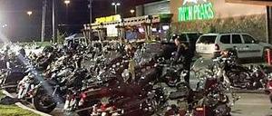 Polizisten stehen am Sonntag zwischen Motorrädern vor dem Restaurant Twin Peaks in Waco, Texas, USA. Bei einer Schießerei kamen neun Menschen ums Leben.