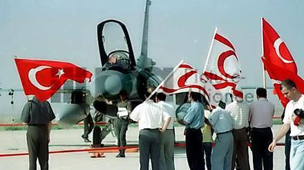 Ein türkisches Kampfflugzeug schoss am Samstag nach türkischen Angaben eine syrischen Hubschrauber ab. 
