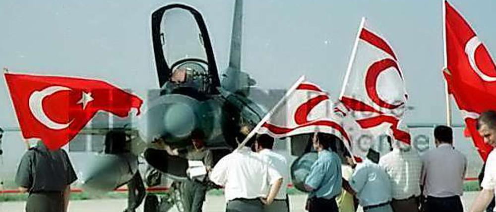 Ein türkisches Kampfflugzeug schoss am Samstag nach türkischen Angaben eine syrischen Hubschrauber ab. 