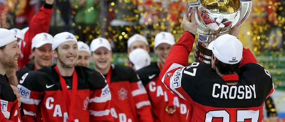 Sidney Crosby jubelt mit der kanadischen Nationalmannschaft über den WM-Sieg.