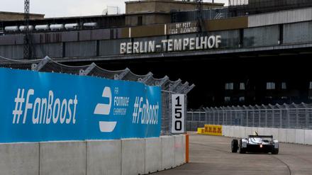 Rasen vor dem Hangar. Die Kulisse, die der ehemalige Flughafen Tempelhof bietet ist sicher unbezahlbar. Die Gegensätze könnten kaum größer sein.