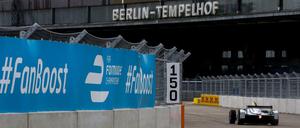 Rasen vor dem Hangar. Die Kulisse, die der ehemalige Flughafen Tempelhof bietet ist sicher unbezahlbar. Die Gegensätze könnten kaum größer sein.