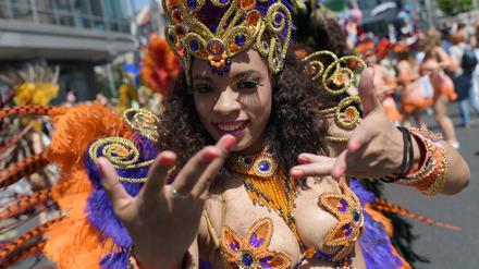 Viel Glitzer, viele Federn und viel nackte Haut. Die Kostüme der Sambatänzerinnen holen ein bisschen Rio-Feeling nach Berlin.