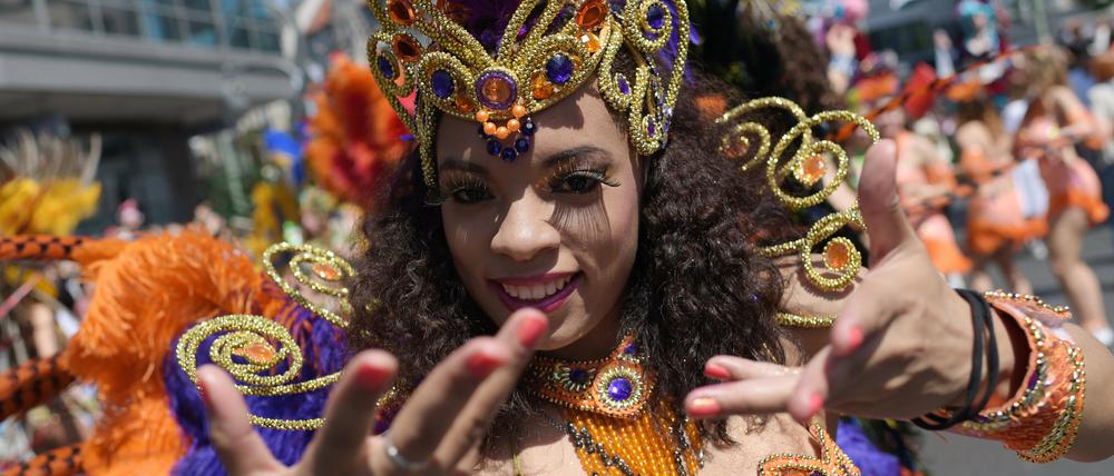Viel Glitzer, viele Federn und viel nackte Haut. Die Kostüme der Sambatänzerinnen holen ein bisschen Rio-Feeling nach Berlin.