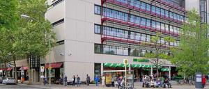 Das Haus der Rentenversicherung ist unten voller Läden, soeben eröffnete ein Bio-Supermarkt.