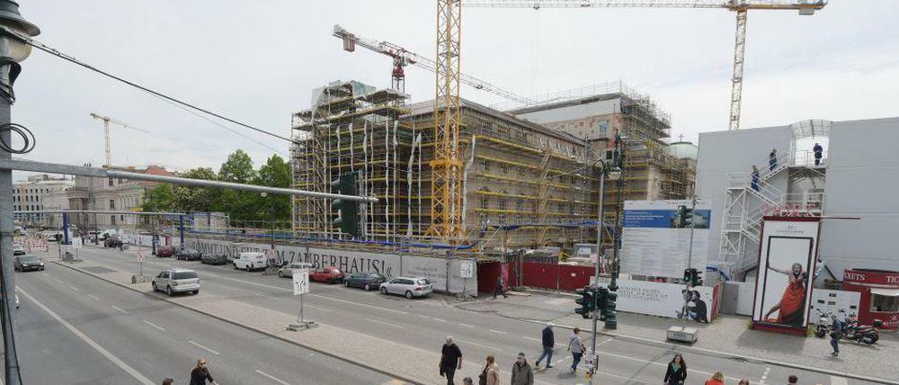 Berlin-Mitte, Unter den Linden. Hier befindet sich eine der Berliner Problembaustellen.