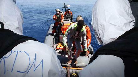 Die deutsche Fregatte Hessen nahm am 14.Mai weitere 102 in Seenot befindliche Menschen aufgenommen, die mit einem Schlauchboot etwa knapp 120 Kilometer nördlich der libyschen Hafenstadt Tripolis gesichtet wurden.