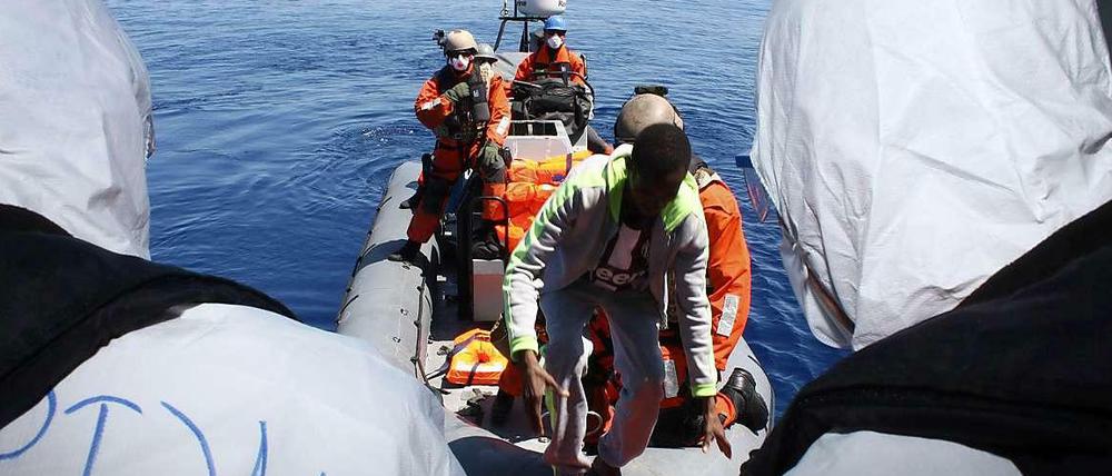Die deutsche Fregatte Hessen nahm am 14.Mai weitere 102 in Seenot befindliche Menschen aufgenommen, die mit einem Schlauchboot etwa knapp 120 Kilometer nördlich der libyschen Hafenstadt Tripolis gesichtet wurden.