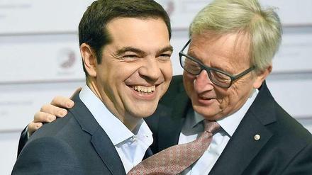 Versuch's doch mal mit einer Krawatte - dies könnte EU-Kommissionspräsident Juncker gesagt haben, als er den griechischen Regierungschef Tsipras in Riga begrüßte.
