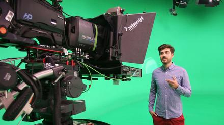 "heute+"-Moderator Daniel Bröckerhoff in der Greenbox im Mainzer Studio