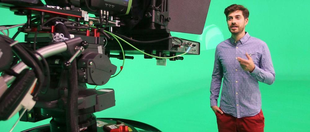"heute+"-Moderator Daniel Bröckerhoff in der Greenbox im Mainzer Studio
