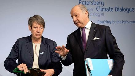 Der französische Außenminister Laurent Fabius dankt der "cher Barbara", der Gastgeberin Barbara Hendricks, für die Einladung zum Austausch. Hendricks hält eine "Superheldenmaske" in der Hand, die ihr vor Beginn der Konferenz von der Kampagnenorganisation Avaaz samt 2,3 Millionen Unterschriften für ein starkes Klimaziel überreicht worden war. 